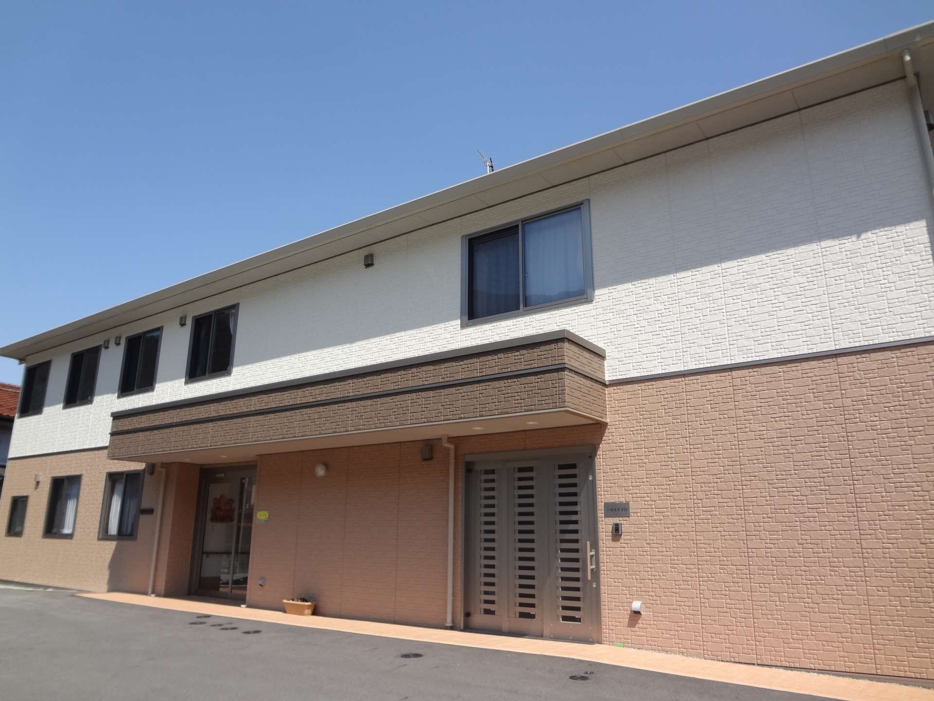 明るい外観の建物入口