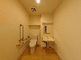バリアフリーのトイレと廊下