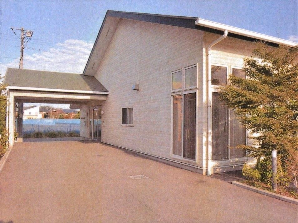 大きめの一軒家のような建物の様子。入り口に雨除けのスペースがある