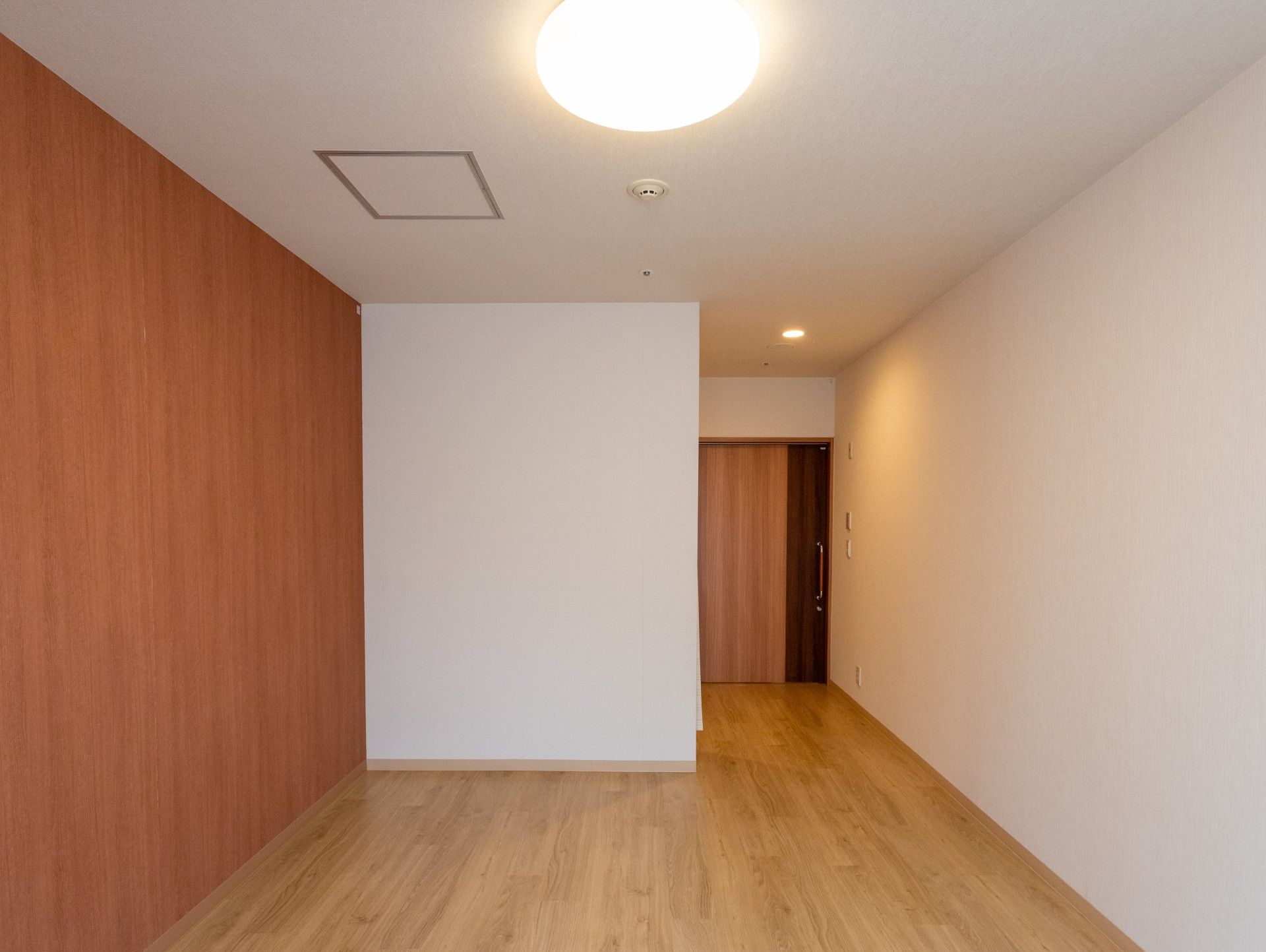 落ち着いた色調の部屋