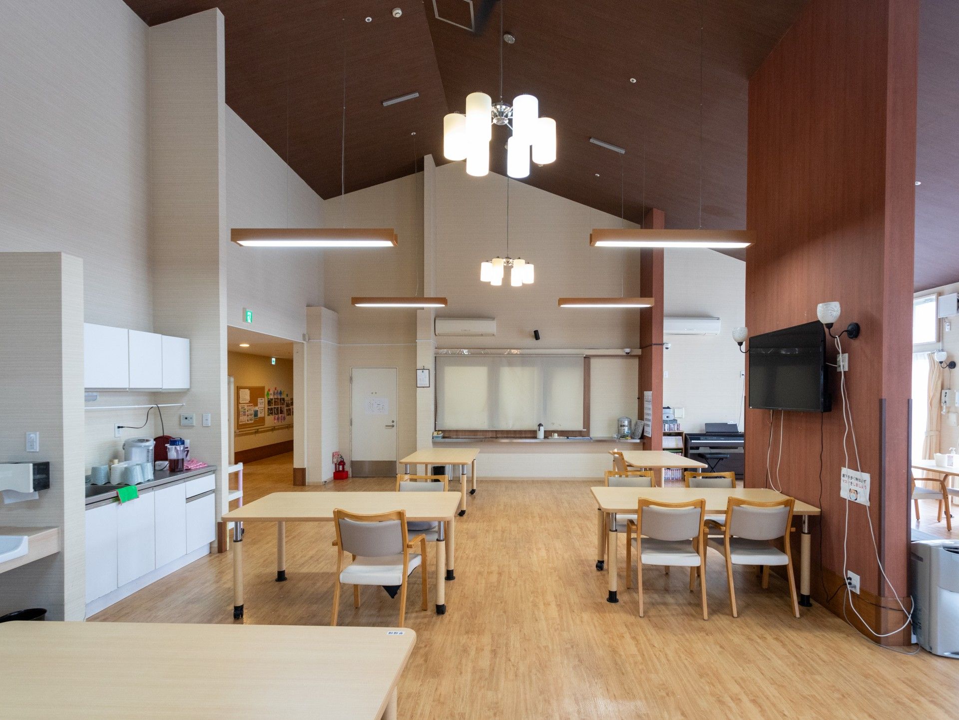 広々とした食事スペース