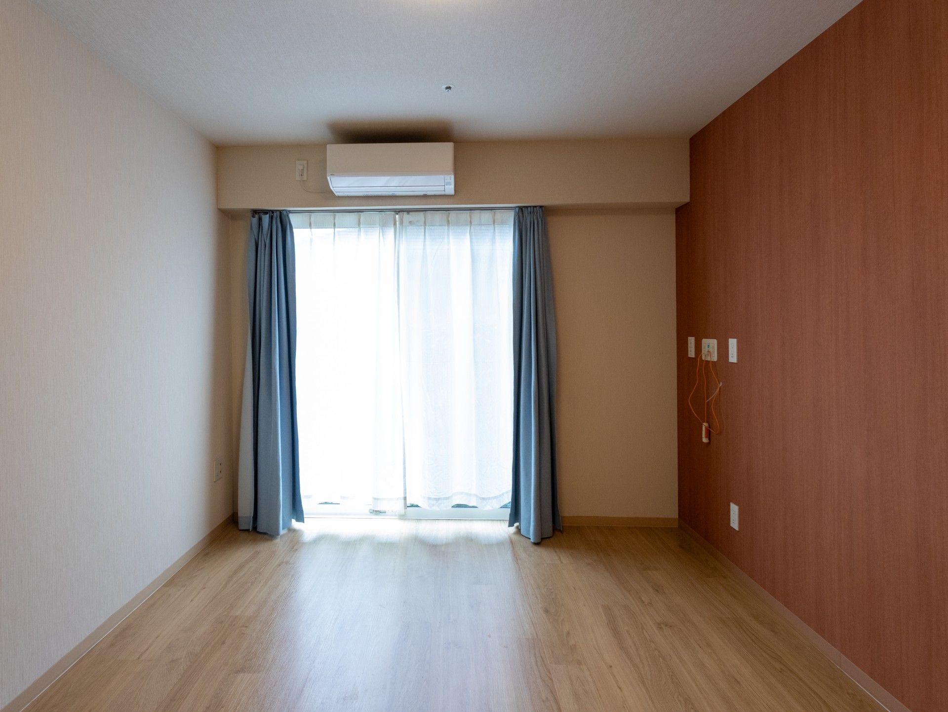 明るい個室の窓辺