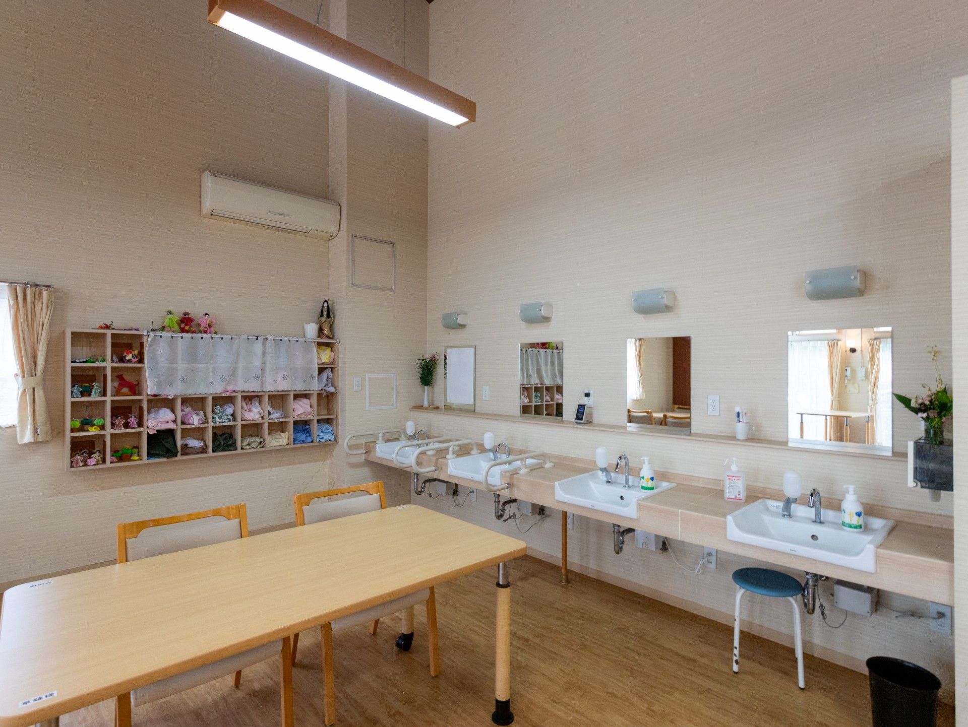 洗面台と収納棚のある部屋