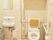 広いトイレは背もたれや手すりが付き、手洗い場や鏡も設置されている。