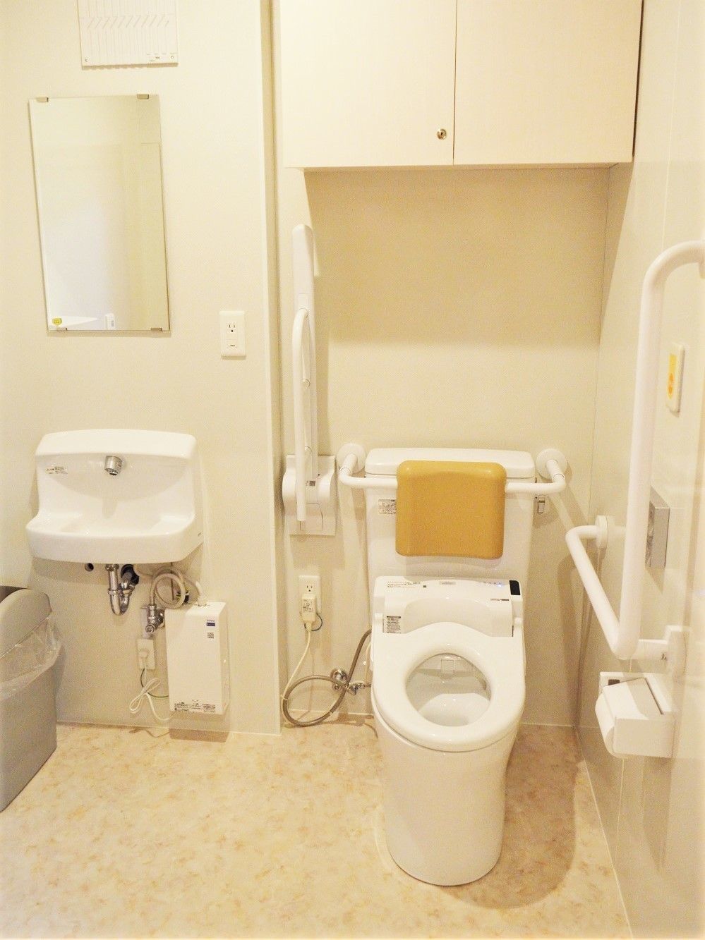 背もたれ付きのトイレは手すりが両サイドにつき、呼び出しボタンも設置されている。