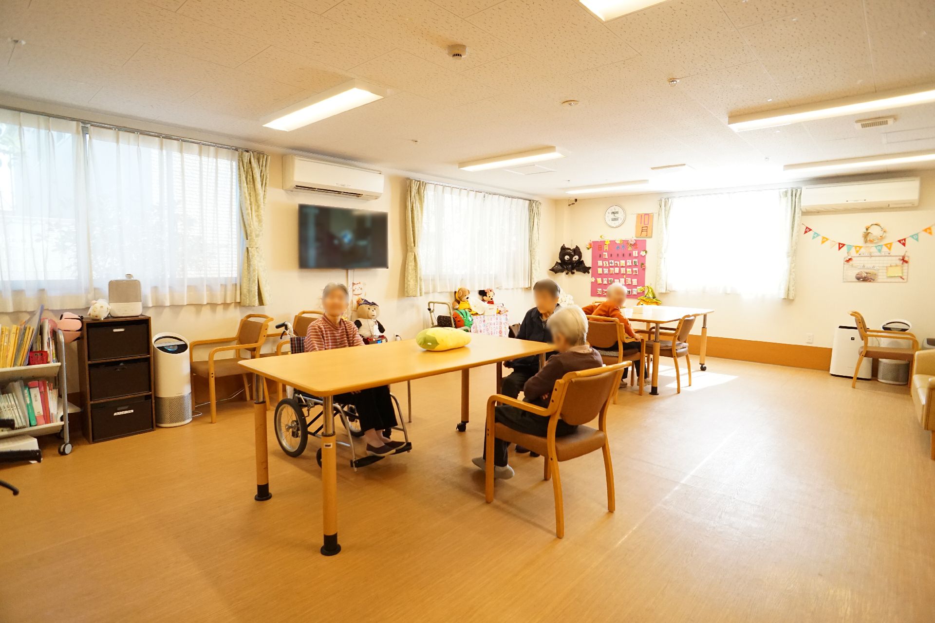窓がたくさんついた共有スペース