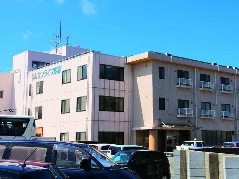 やわらかい色合いの鉄骨造の建物。サンライフ東駅の外観写真