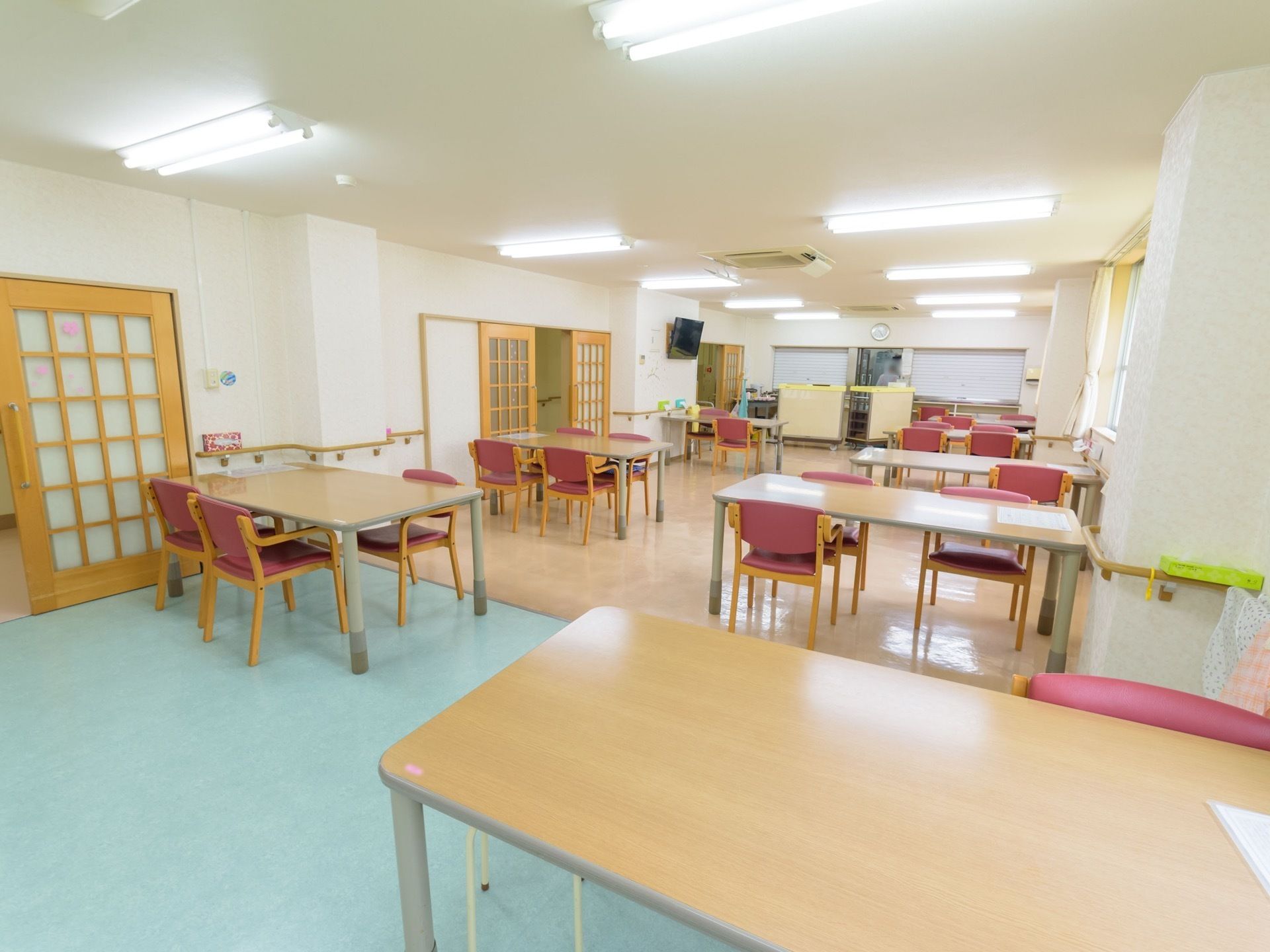 白を基調とした、広くて明るい食堂である。４人掛けのダイニングテーブルセットが余裕を持って配置されている。