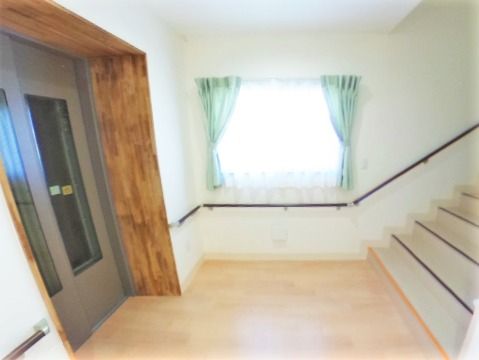 エレベーターと向かい合わせて設置された階段は幅が広く、手すりが全域につけられている。