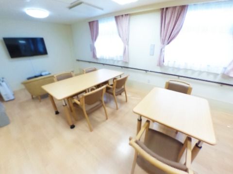 食堂には４人掛けと２人掛けの木製テーブルが置かれ、大きな窓が付き明るい雰囲気。