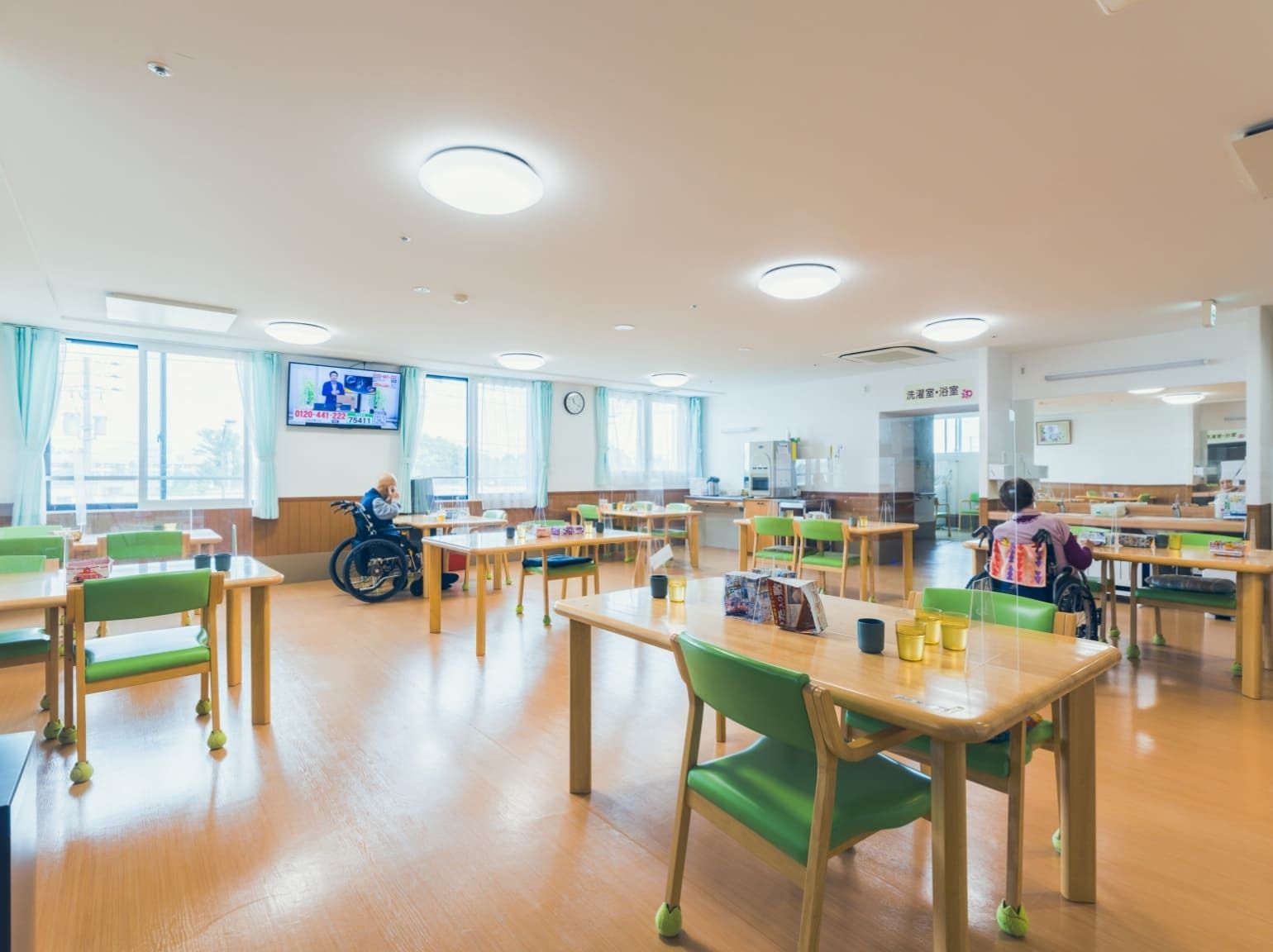 明るい食事スペース