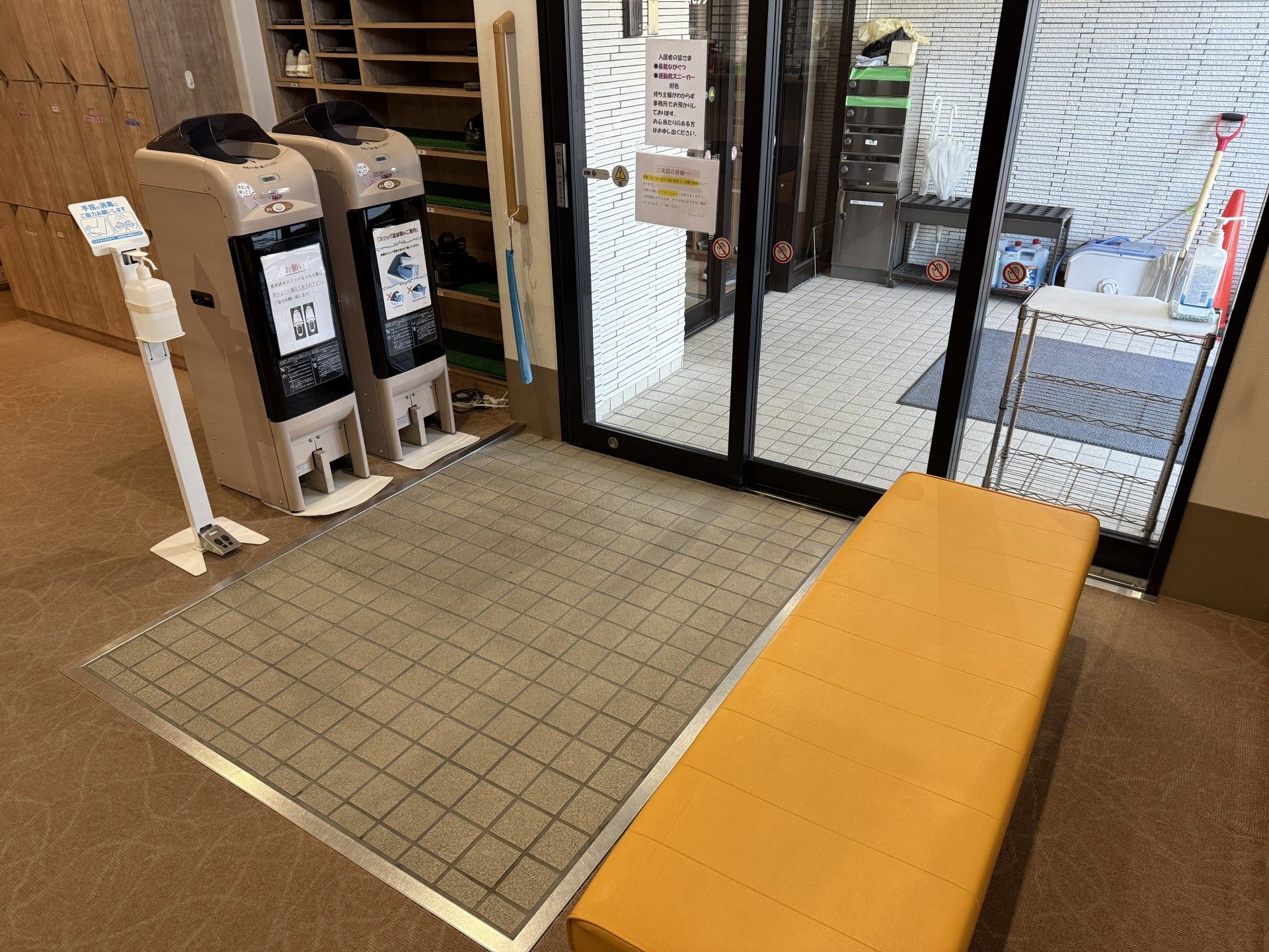 出入口の待合スペース