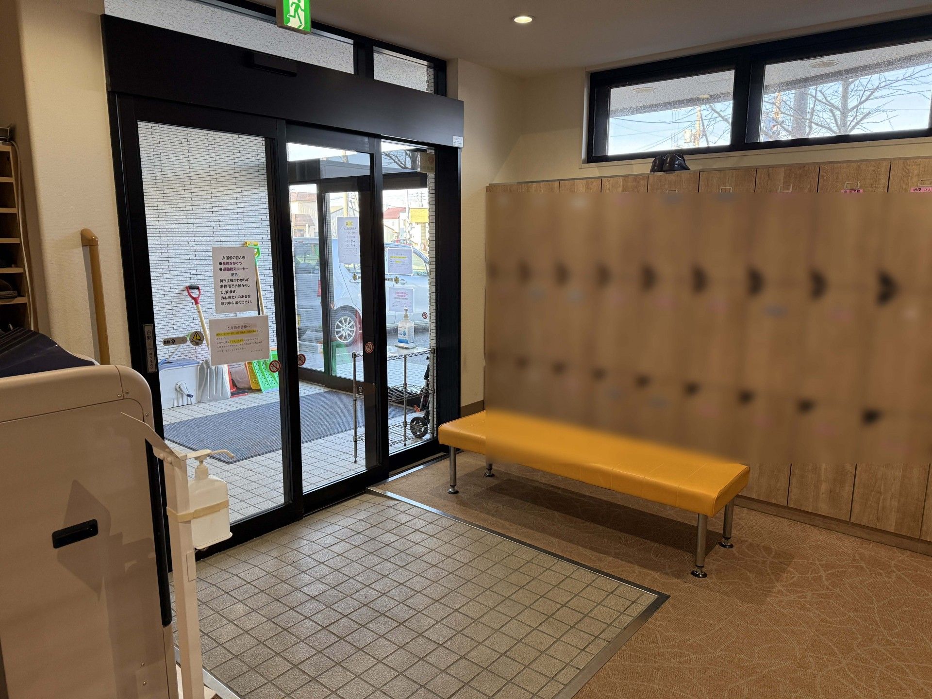 出入口とロッカーのあるスペース