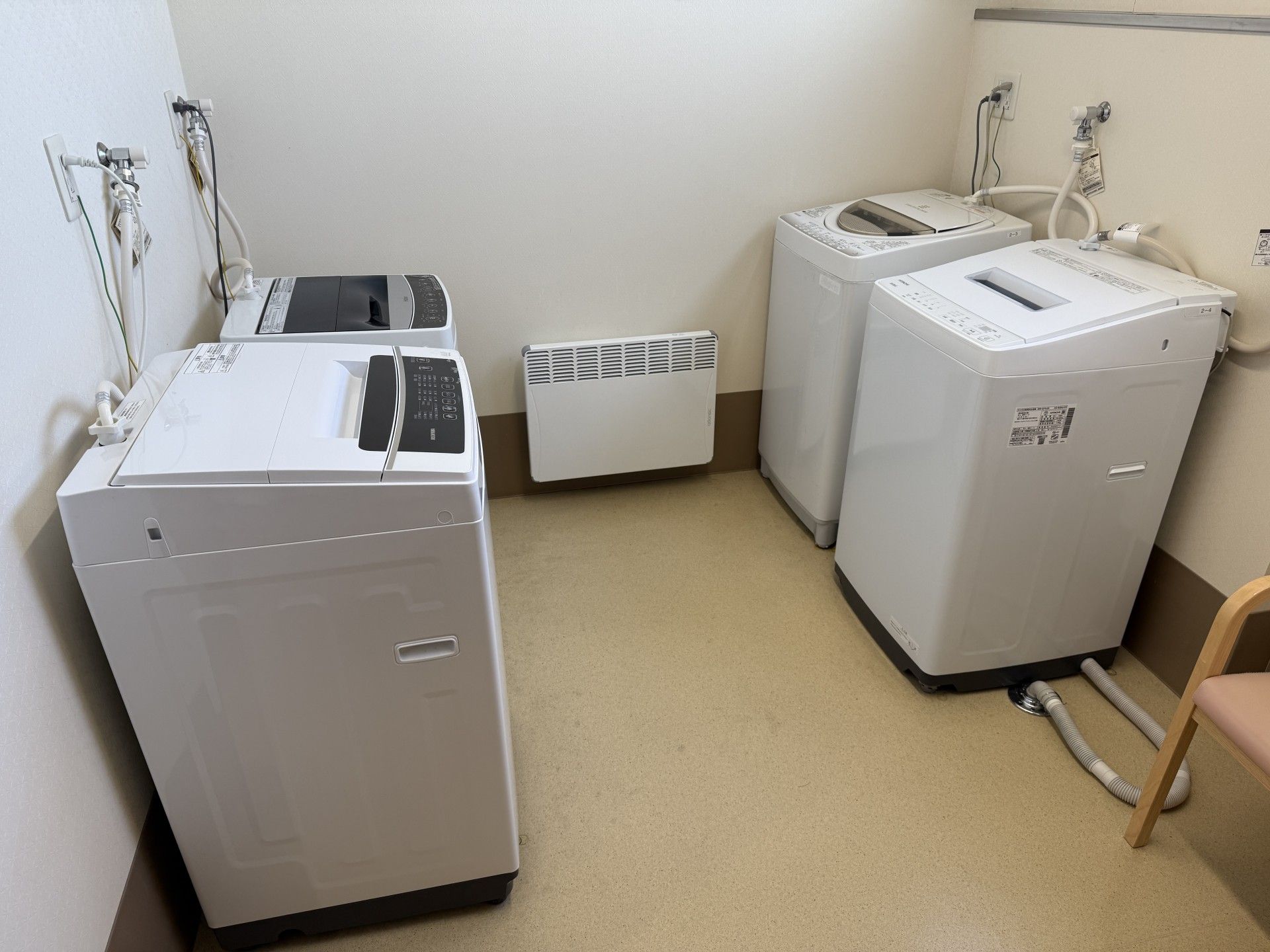 洗濯機が並ぶ部屋