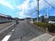 広々とした青空の下のエントランス