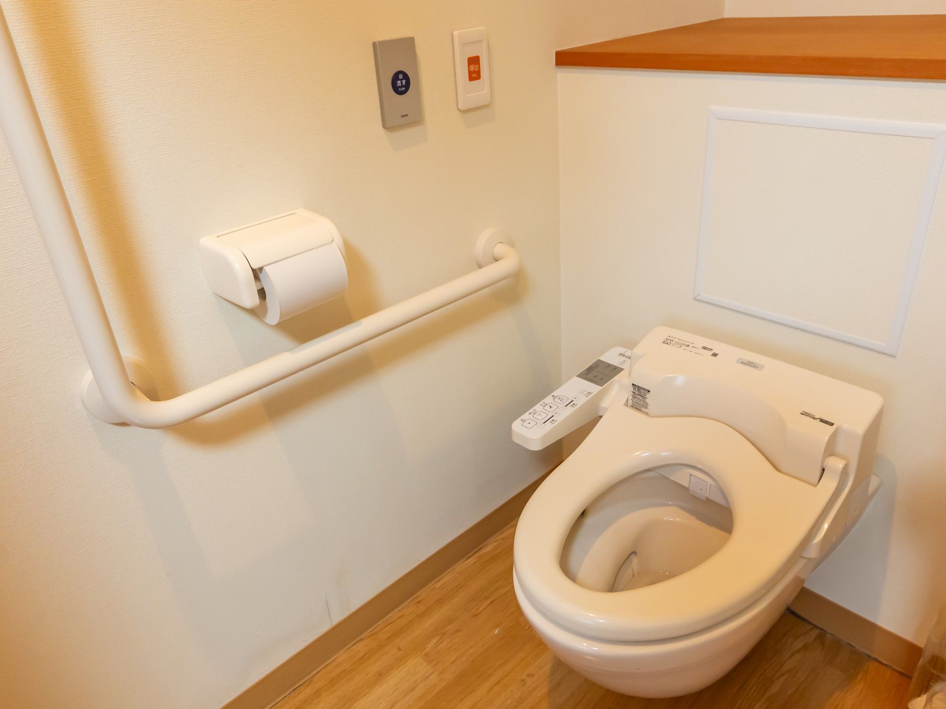 手すり付きのトイレ