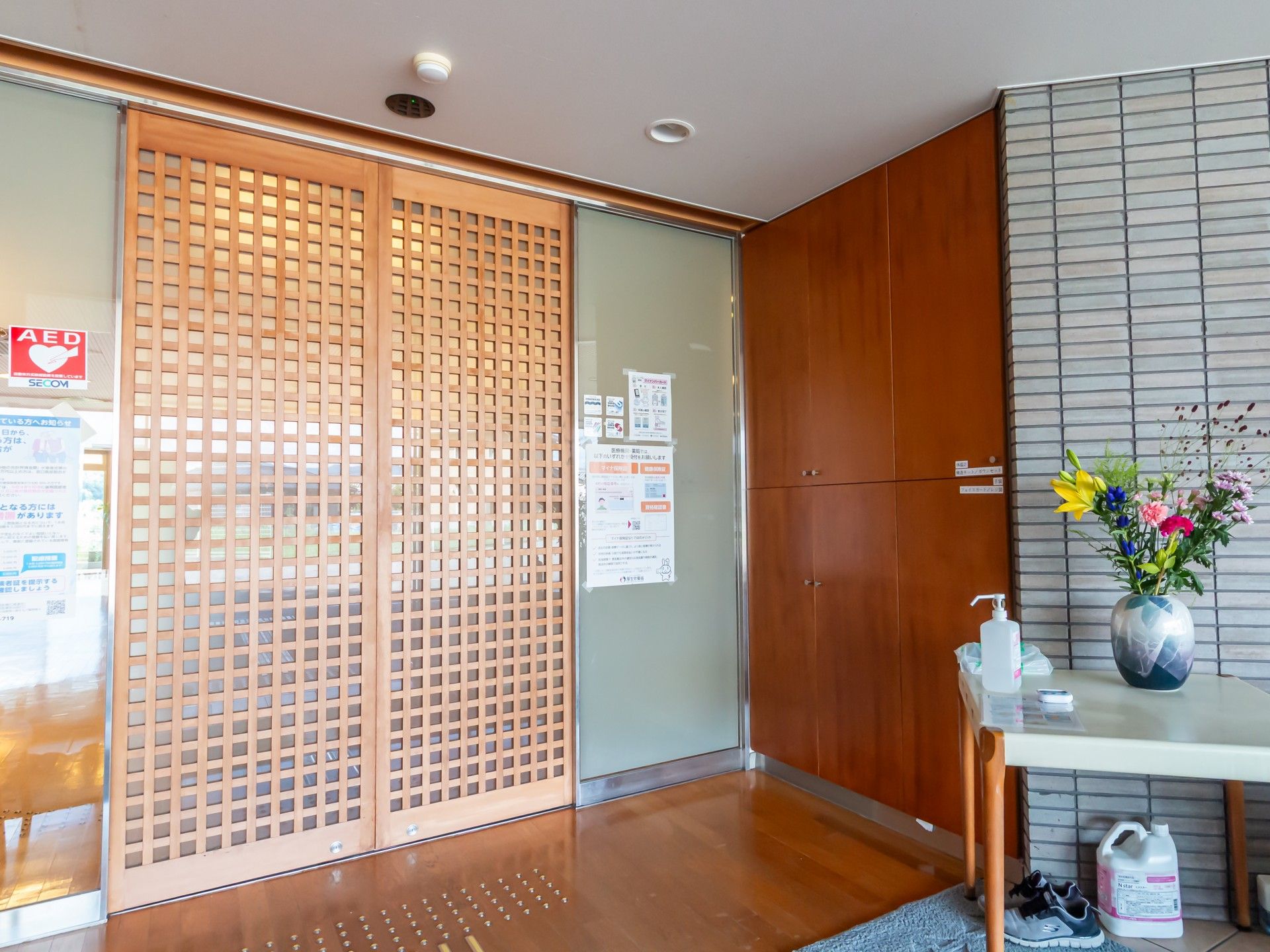 木製の引き戸の玄関