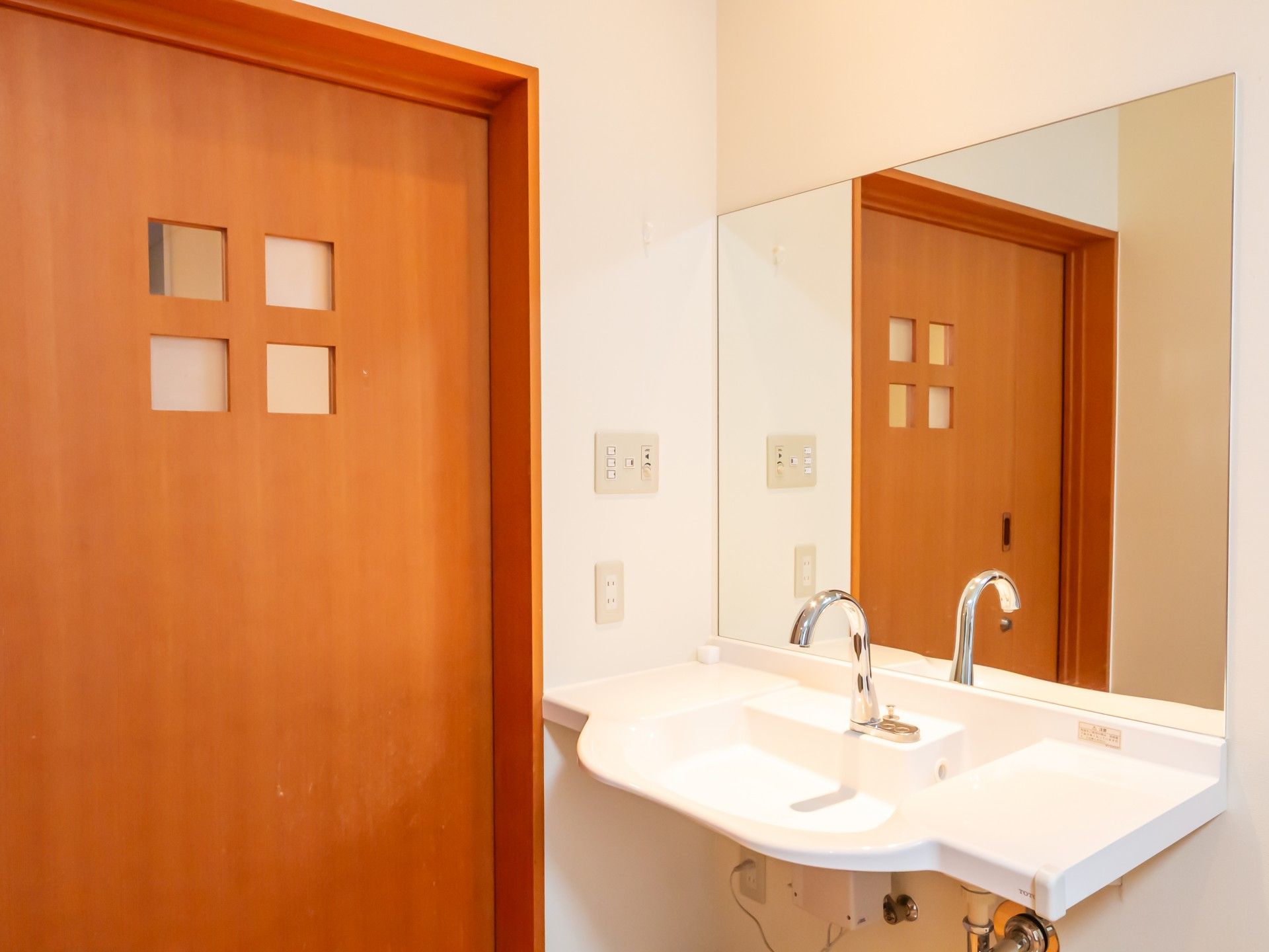 洗面台と木製ドア