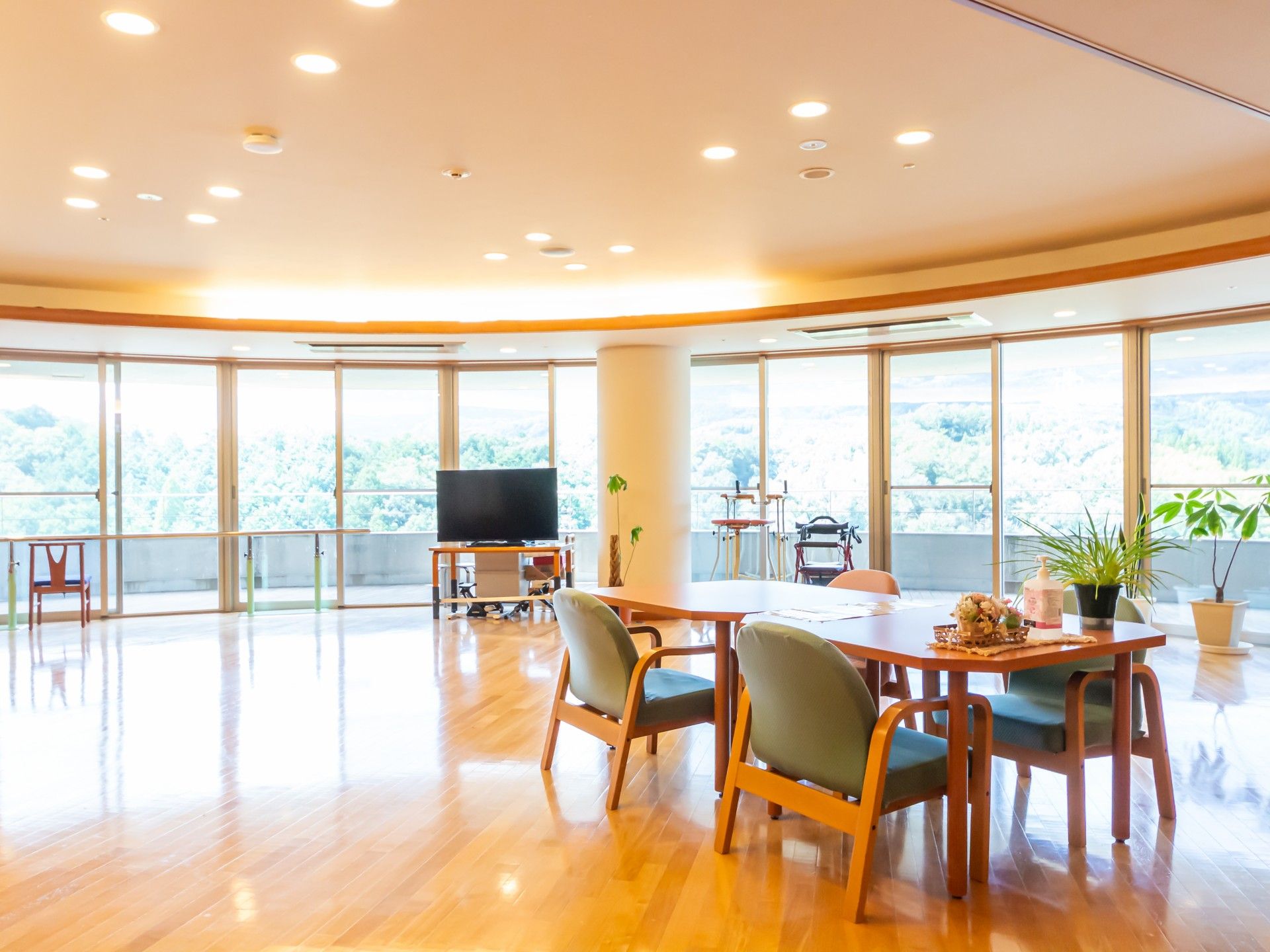 広い窓のある明るい部屋