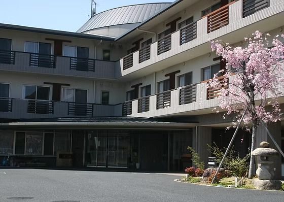 桜の咲く建物の外観