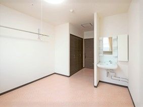 小さなワンルームの中を写した写真。洗面台やトイレがあるのが分かる