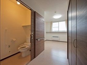 オールバリアフリーの床と手前にトイレのスペースがあるのわかる
