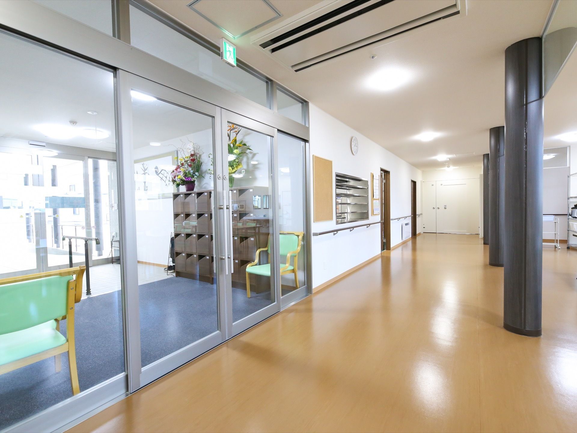 玄関は二重の扉になっている。左右に大きく開くドアが建てつけられている。自然光が入る明るい空間である。
