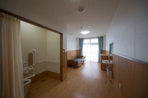 明るい個室の一角