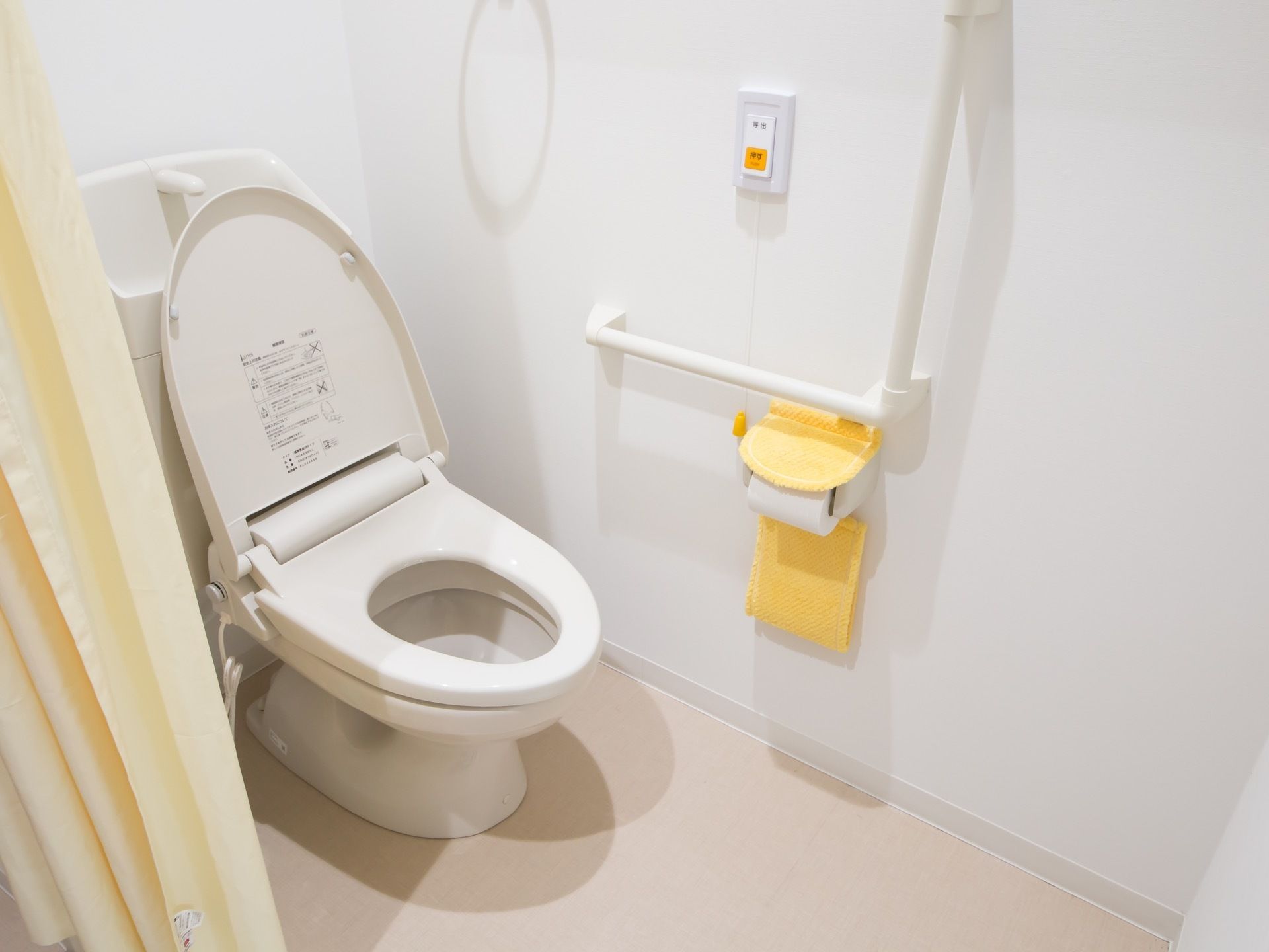 トイレの壁にはＬ字型に手すりが設置されている。呼び出しボタンがあり、いざという時にスタッフに連絡することができる。