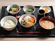 白いご飯とみそ汁、小鉢にメインという和風の定食をイメージした食事。野菜が多くヘルシーな献立。