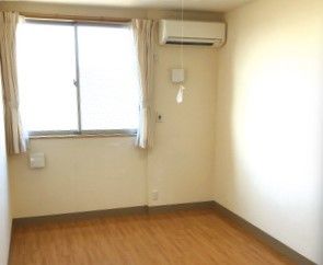 フローリングのシンプルな居室にはカーテンやエアコンが付いている。