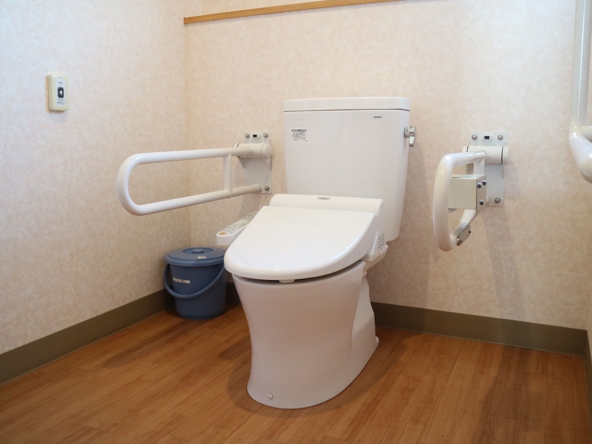 清潔感のあるトイレになっている。温水洗浄便座が採用されており、快適に使用することができる。壁に呼び出しボタンがある。