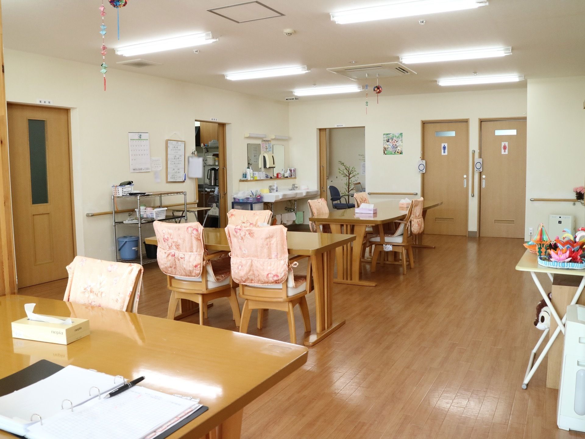 テーブルと椅子を配置した共有スペースになっている。テーブルの間隔には余裕があり、安全に移動できる。