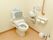 トイレには、完備されている温水洗浄便座器に背もたれパッド付きの手すりが取りつけられている。壁には、呼び出しブザーが設置されている。
