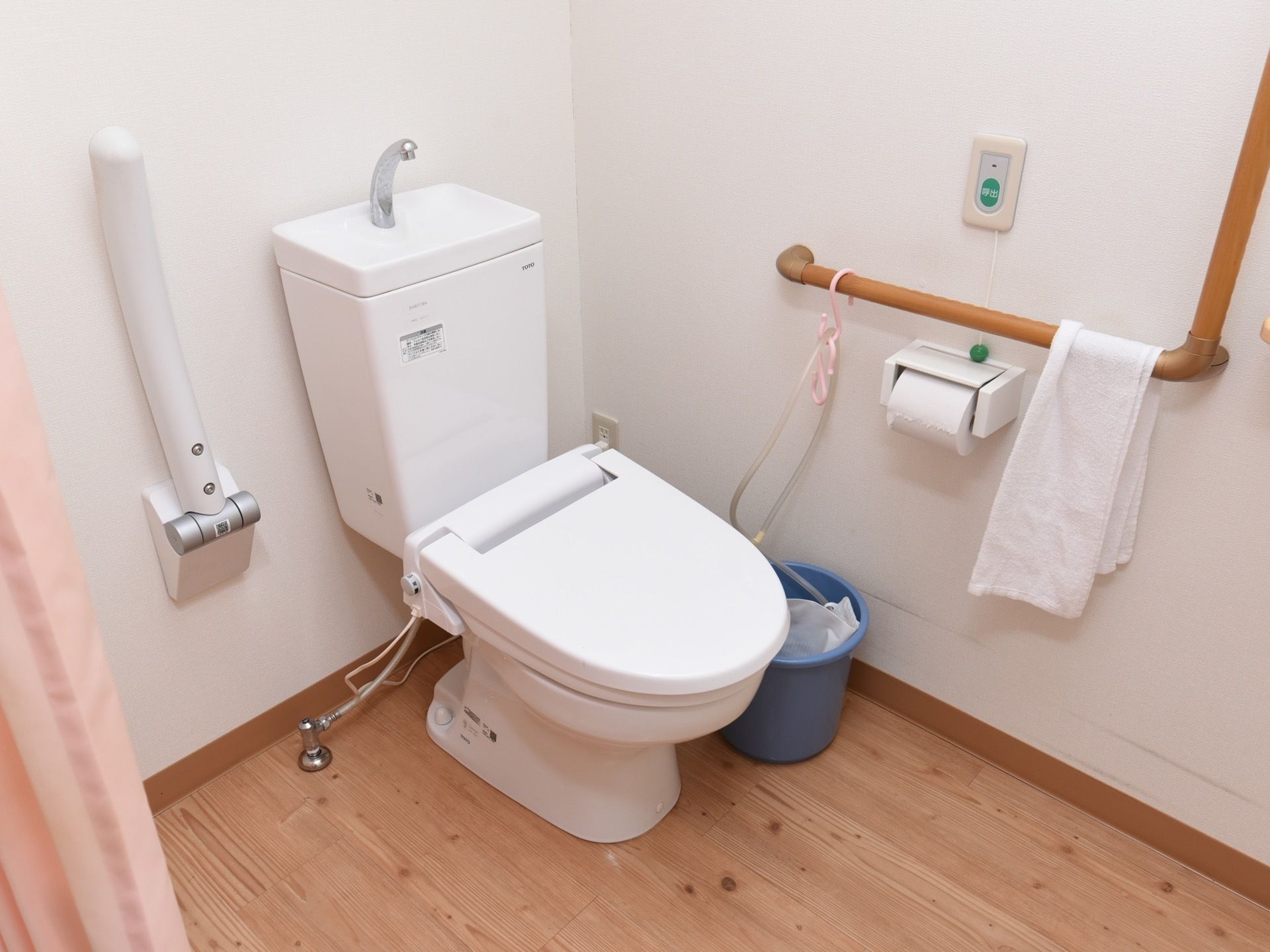 車椅子での入室可能な広めの個室トイレである。安全に配慮し、手すりや非常呼出ボタンなどを設置している。