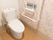 トイレは一般家庭にあるものと大差はない。手すりが設置されており、万一の為の非常ブザーも備えつけられている。
