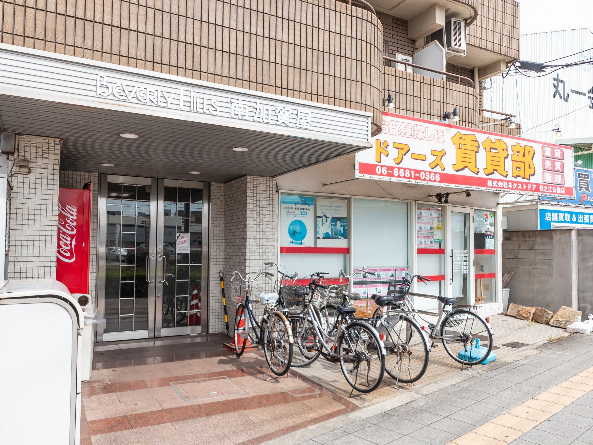 入口が広い施設正面