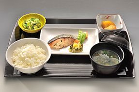 焼き鮭と芋の煮っころがしと野菜の和え物、ご飯と味噌汁