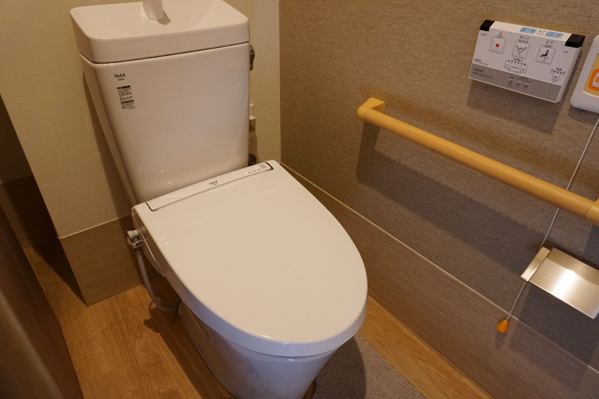 手すりのついた、バリアフリー対応のトイレ