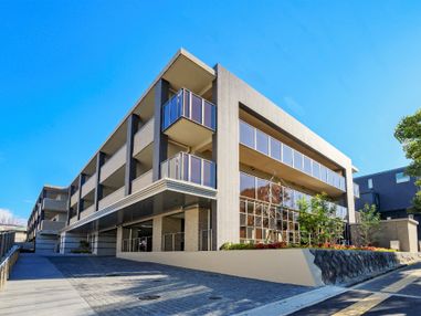 01鉄骨造の建物の外観パース。３階建ての建物を外から写した写真のようなパース