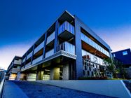 3階建ての建物にはベランダが付き、玄関の周りには木や花も植えられ、なだらかなスロープがエントランスに続いている。