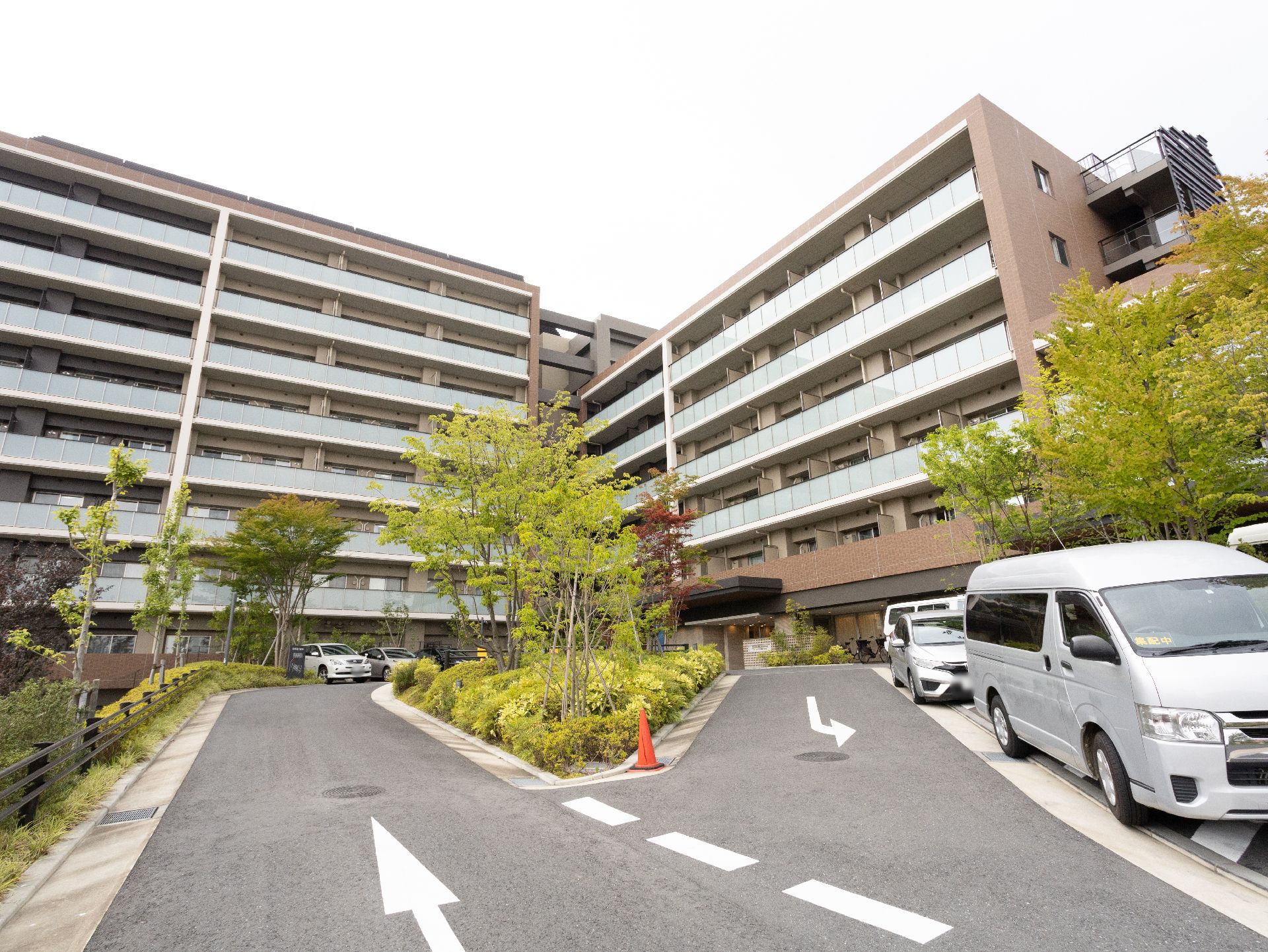モダンな色合いで、高級マンションのようにも見える施設の外観