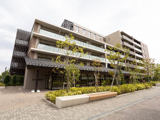 ブラウンを基調としたモダンな色合いで、高級マンションのような雰囲気がある外観