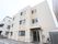 淡い色合いの３階建ての建物は、清潔感に溢れている。周辺は静かな住宅街で、自然豊かなで静かな環境である。