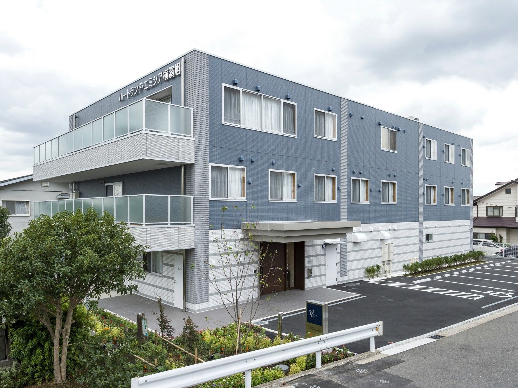 施設「ハートランド」の外観。今風のデザイン、落ち着いた色合いの外観