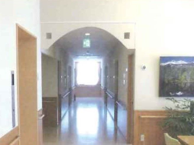 オールバリアフリー・手すり付きの高齢者向け住宅の写真。テレビがあるリビング
