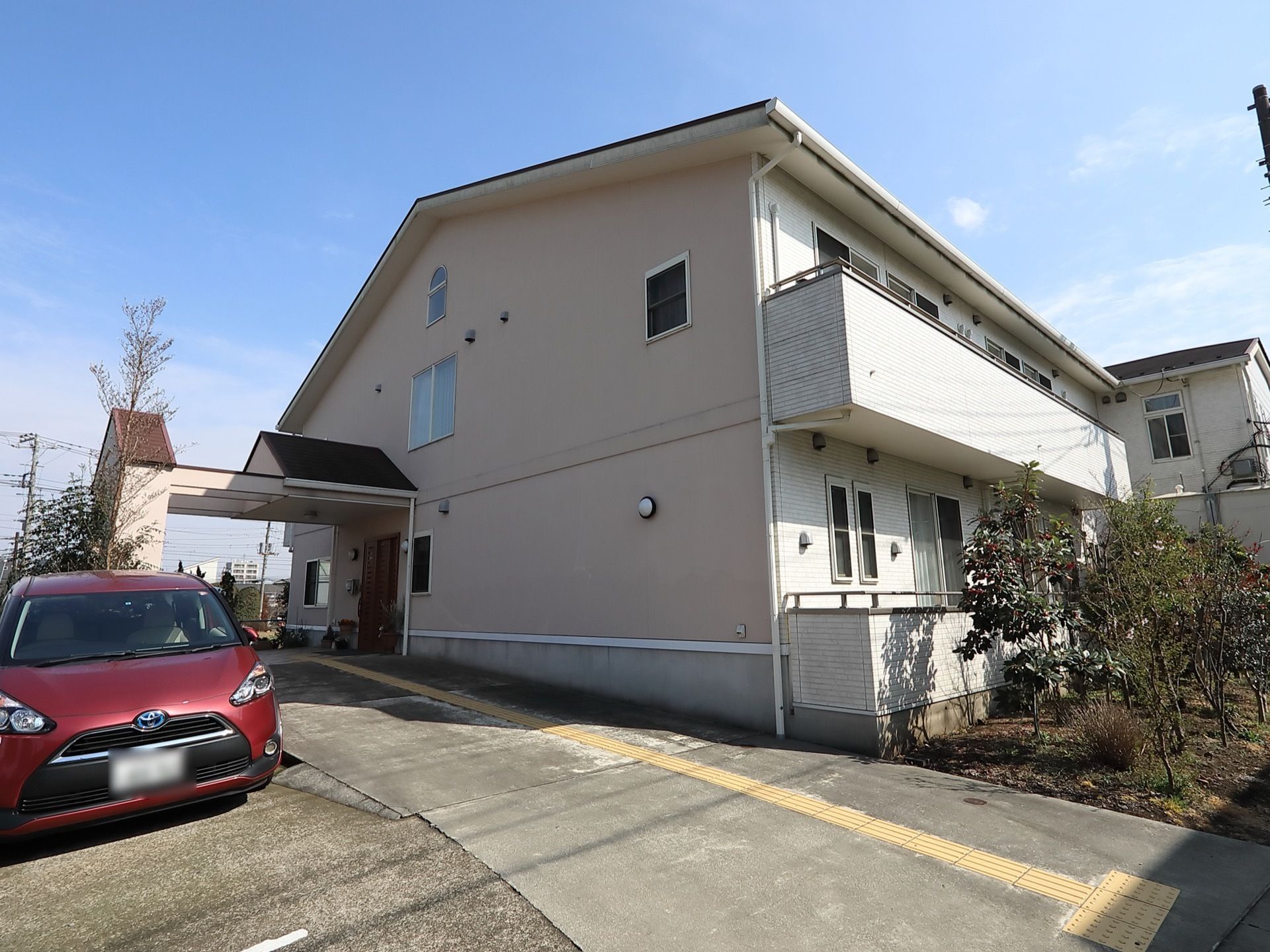 住宅街にある大きめのアパートのようなデザインで、周りの風景に溶け込んでいる。玄関はオシャレなひさしがあり、敷地内には庭もある。