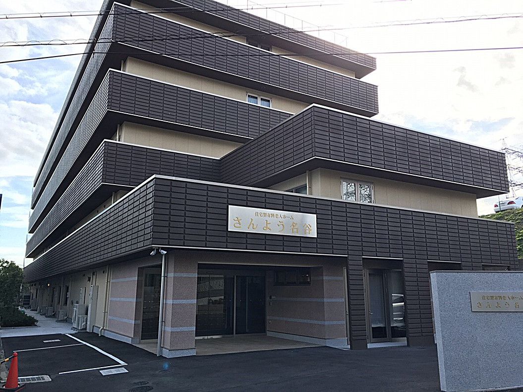 5階建てのどっしりとした建物。グレーを基調としていて、玄関周りにも段差がない。