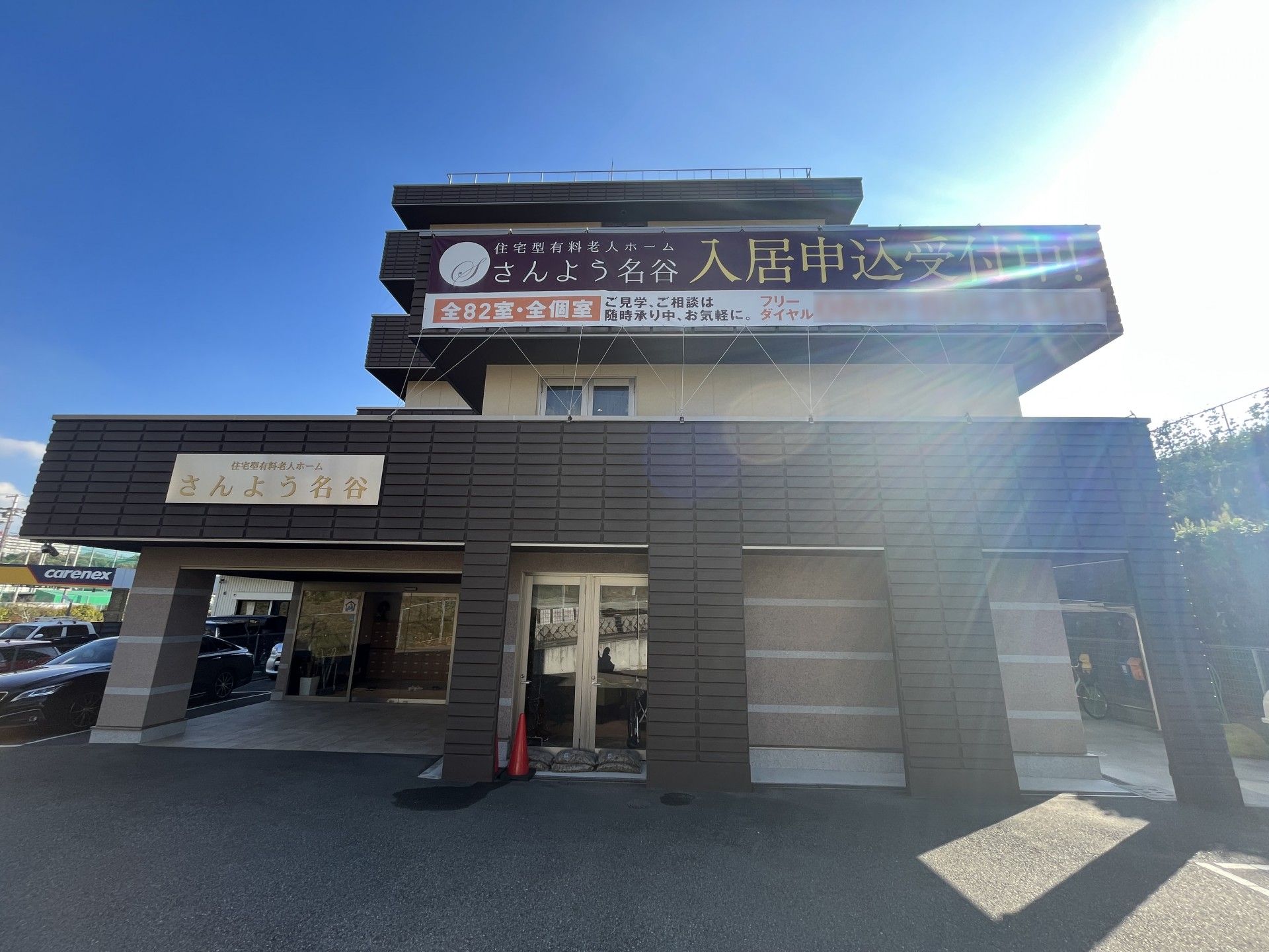 グレーを基調とした５階建ての建物。スタイリッシュで明るい雰囲気。
