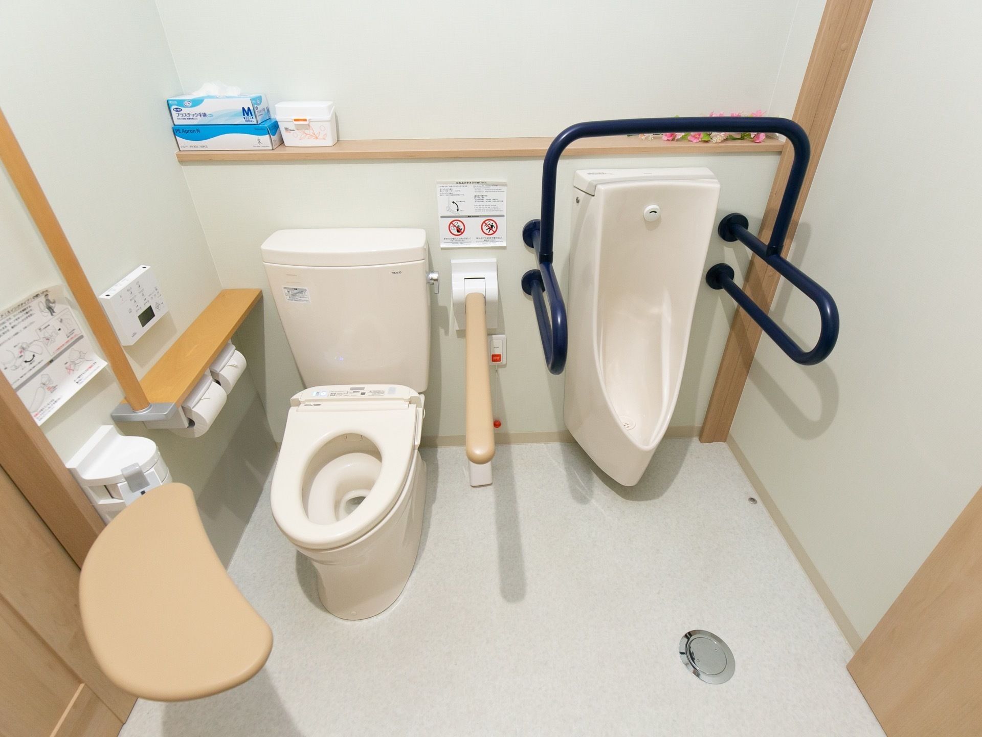 洋式便器と男性用の小便器がある。それぞれ便座の両側に手すりが設置されており、洋式の方には、移乗時の姿勢を安定させるボードも用意されている。